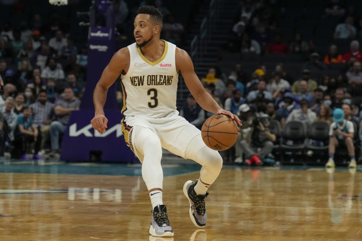 New Orleans Pelicans guard CJ McCollum wears the Li-Ning CJ1.